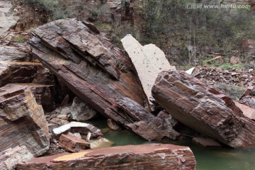 峡谷巨石