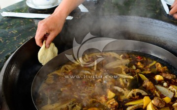 柴火鸡锅边烙饼