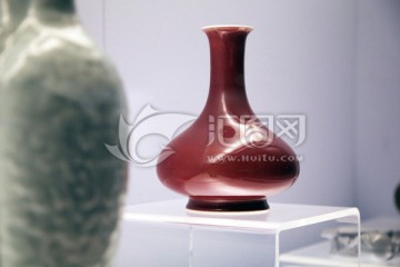 景德镇窑红釉瓶