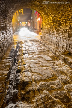 西古堡城门洞夜景 竖片 竖构图