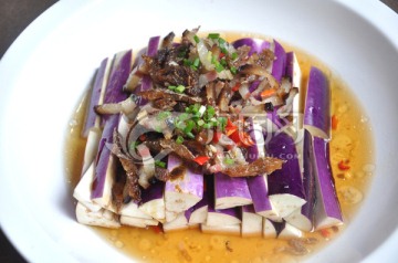 鲮鱼腊肉蒸茄子