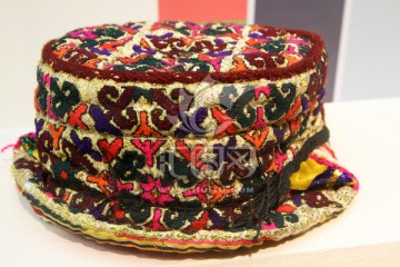 塔吉克族挑绣几何纹带尾女棉帽