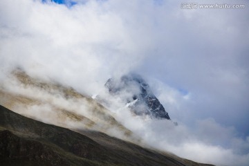 云雾缭绕的青藏高原