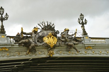 巴黎塞纳河古桥装饰物
