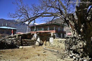 雅鲁藏布藏族村寨