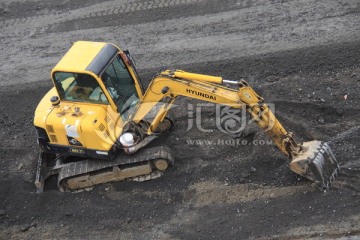 工程车辆挖土