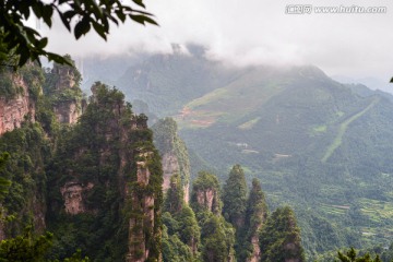 悬崖远山