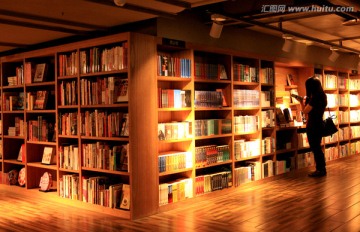 书店阅读图书的美女