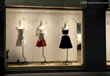 商业中心 女性服装店橱窗