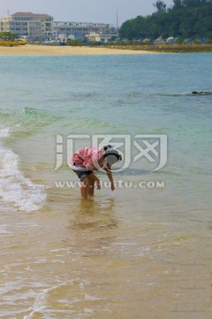 海滩 女孩 拾贝壳