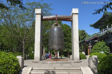 趵突泉公园警世钟