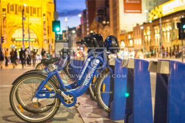 墨尔本街边的公共租赁自行车