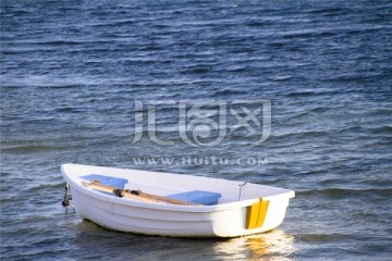大海上飘浮的小白船