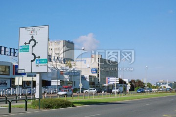 法国卡昂街景及交通指示牌