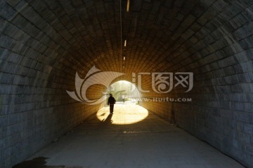桥底隧道