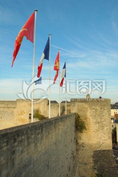 法国卡昂城堡 旗帜飘扬的城墙