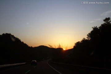 高速公路上的晚霞