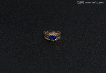 蓝色的钻石戒指