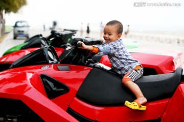 骑越野摩托车上的小孩 骑车