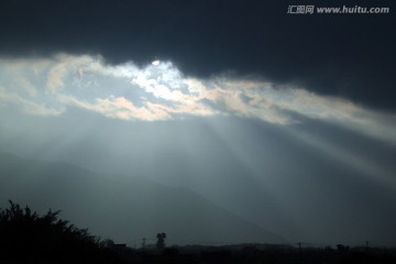 万丈光芒照大地