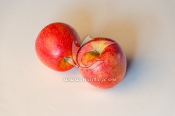 两只红苹果