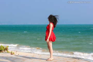 海边红裙女人