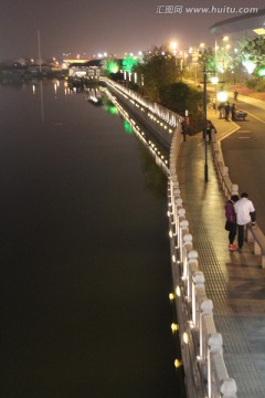 沿河夜景