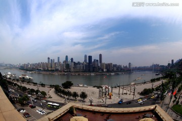重庆南滨路烟雨广场和渝中半岛