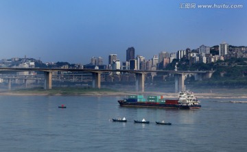 重庆长江大桥和船只