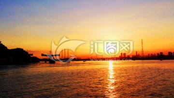 湖边夕阳