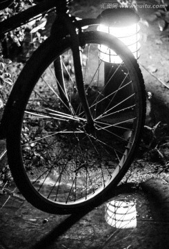 夜幕下的自行车轮