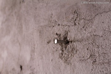 水泥墙上的水泥钉