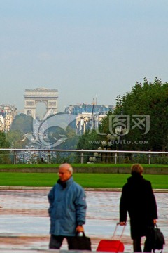 从拉德芳斯广场遥看巴黎凯旋门