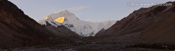 珠穆朗玛峰峡谷晨光远望宽幅