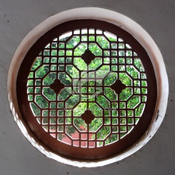 古建筑装饰对称雕花窗