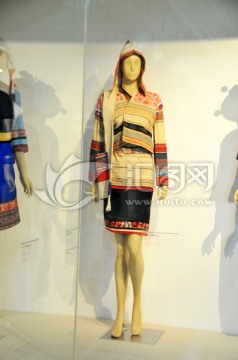 基诺族自织土布彩袖女服