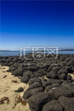 沙滩与火山石搓脚石