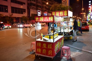 夜市小吃车烤扇贝烤生蚝