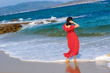 沙滩上穿红裙子女人