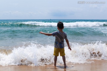 海边的男孩背影