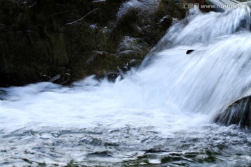 小河流水