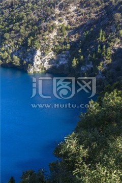 迷人的蓝湖与蔚蓝色的湖水