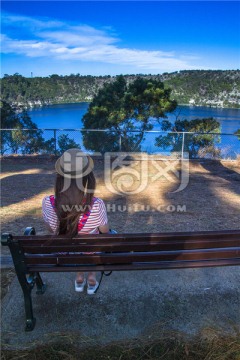 坐在路边观赏明镜蔚蓝的蓝湖