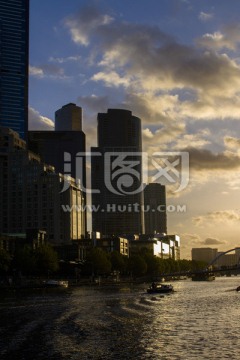 墨尔本城市雅拉河边的建筑夕阳