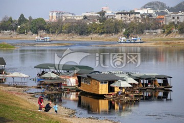 漓江上的竹排游船小码头