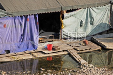 漓江渔民水上的家 船屋