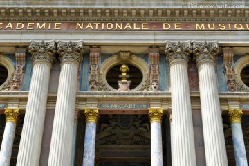 法国巴黎歌剧院正门莫扎特雕像
