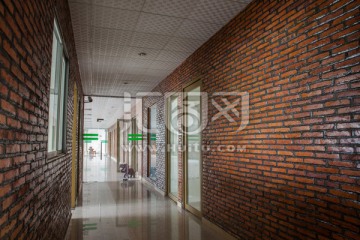 红砖墙走廊