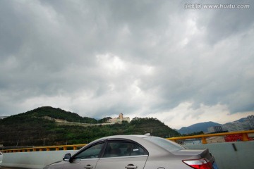 阴云下的高速公路风景
