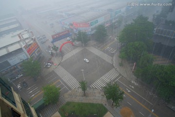 暴雨中的十字路口